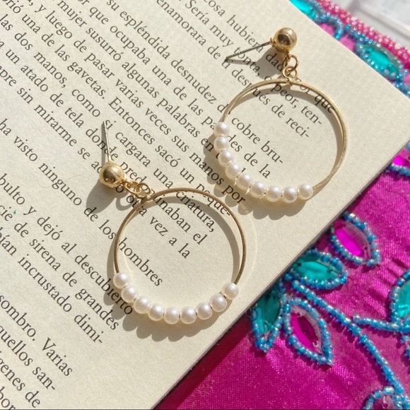 Alquimia Jewelry - GOLD WHITE PEARL DROP HOOPS